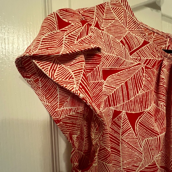 TASAMO size M red and white leaf print Round Neck Pleated Top with Cap Sleeves - Picture 8 of 10